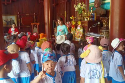 Tổ chức cho các cháu 5 tuổi tham quan khu lưu niệm Thủ tướng Phạm Văn Đồng.